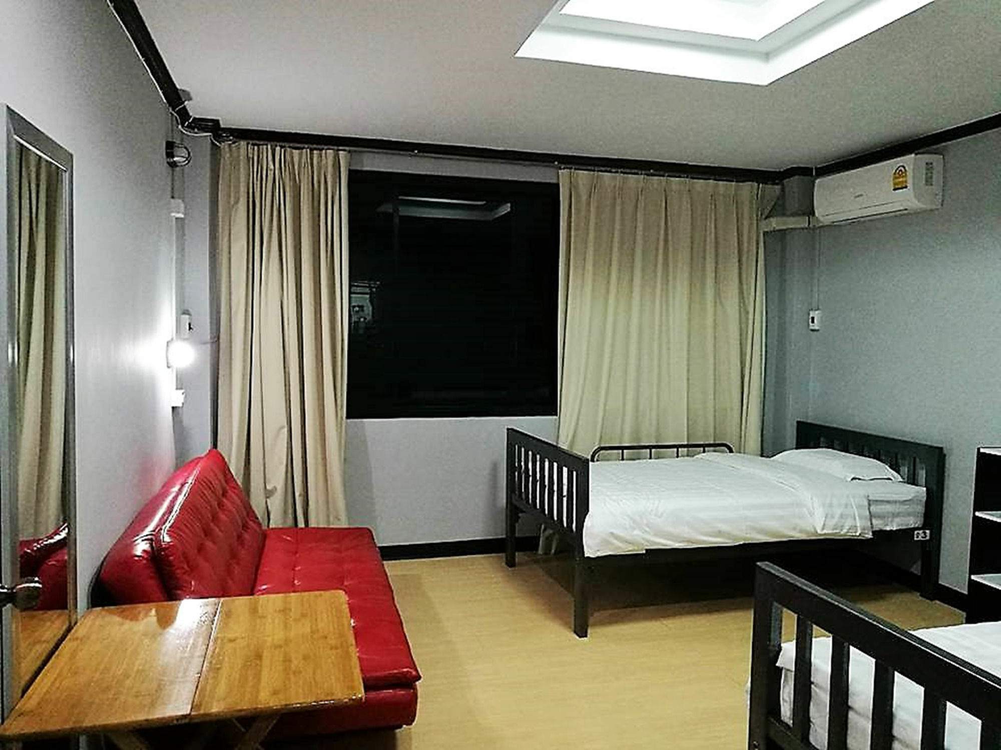 Moumou Hostel Bangkok Exterior photo